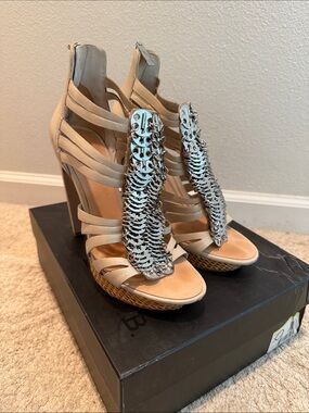 L.A.M.B Gwen Stefani Caged Gladiator
Heels Metal Detail Platform Size 9M